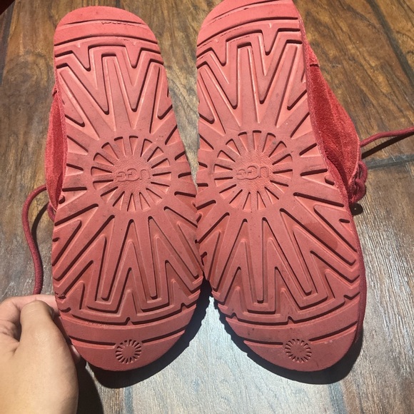 UGGS - Picture 3 of 4